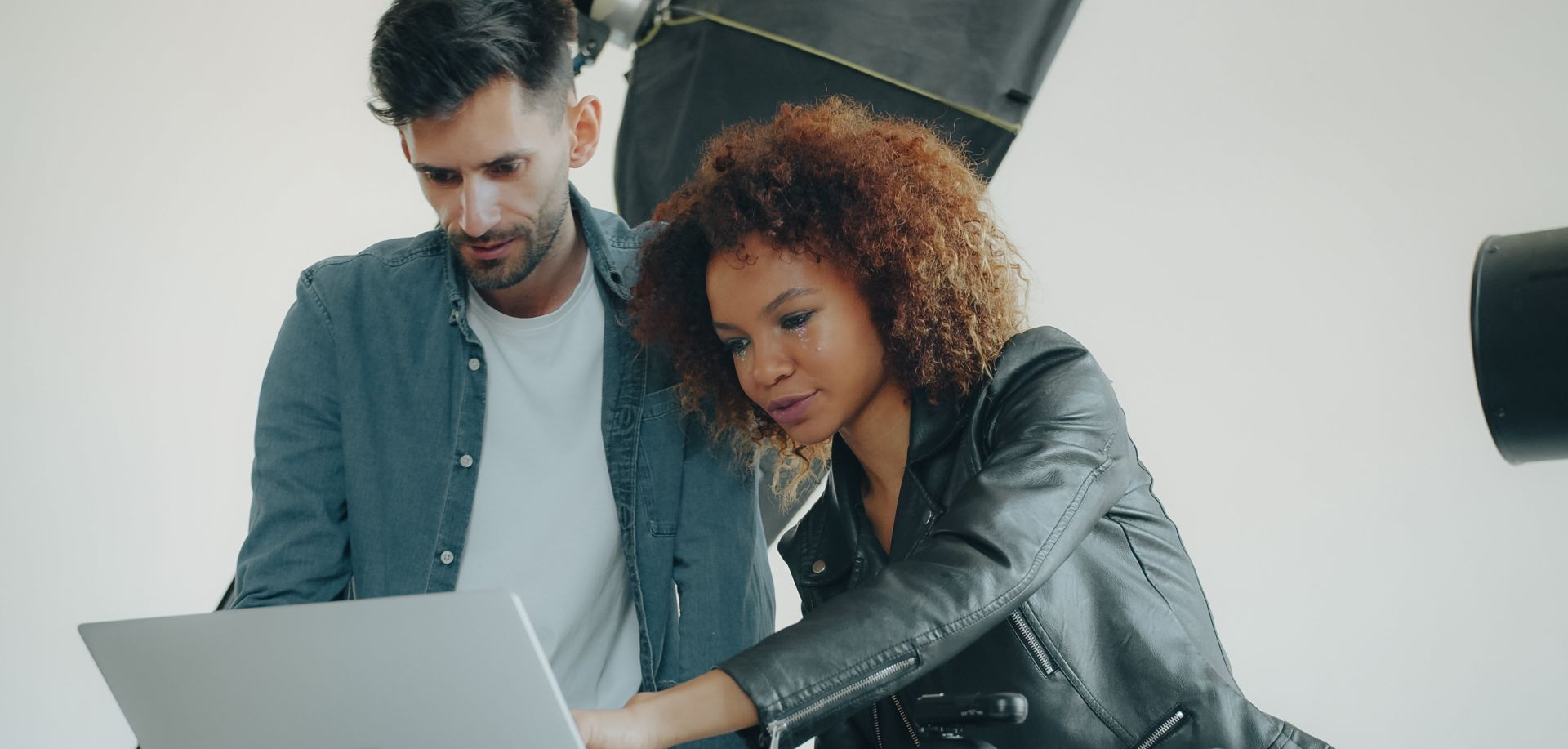 Künstler und Care Manager im Studio – persönliche Betreuung nach Vertragsunterzeichnung