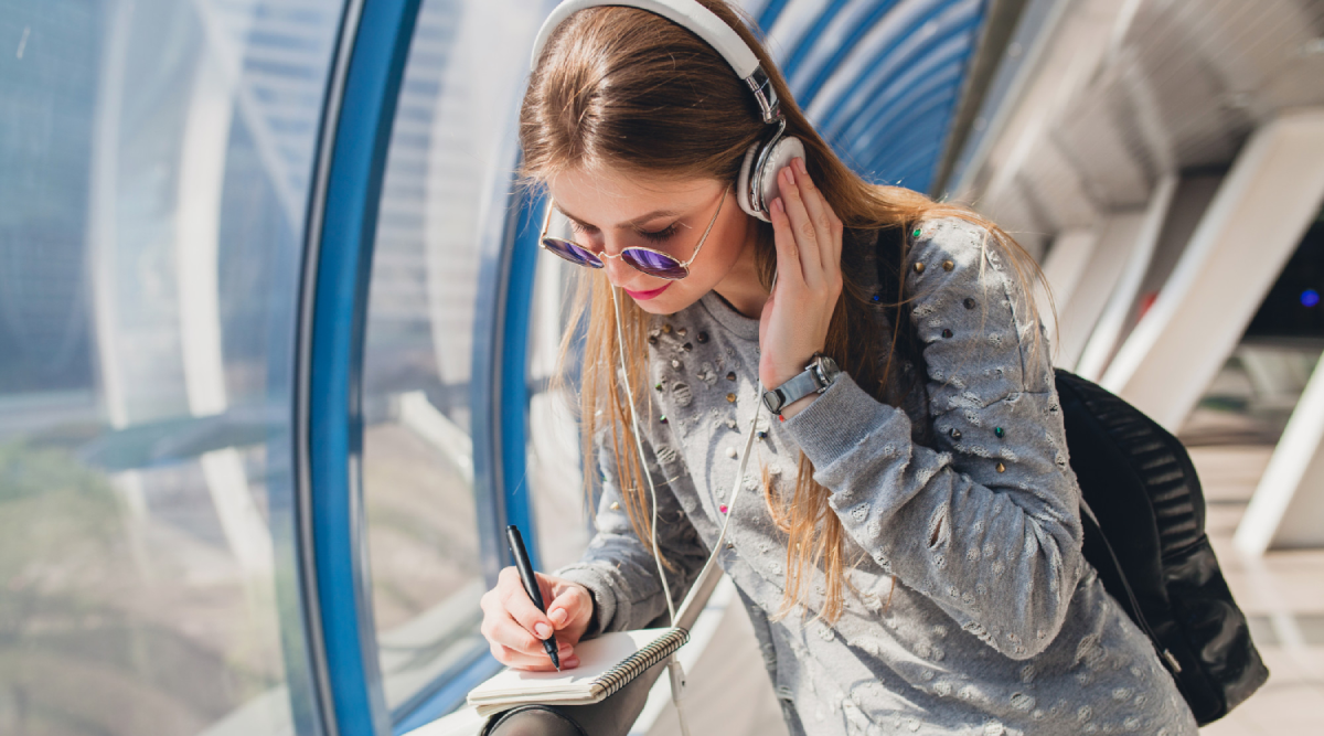 Künstlerin unterwegs mit Smartphone – 24/7 Care Support während der Anreise