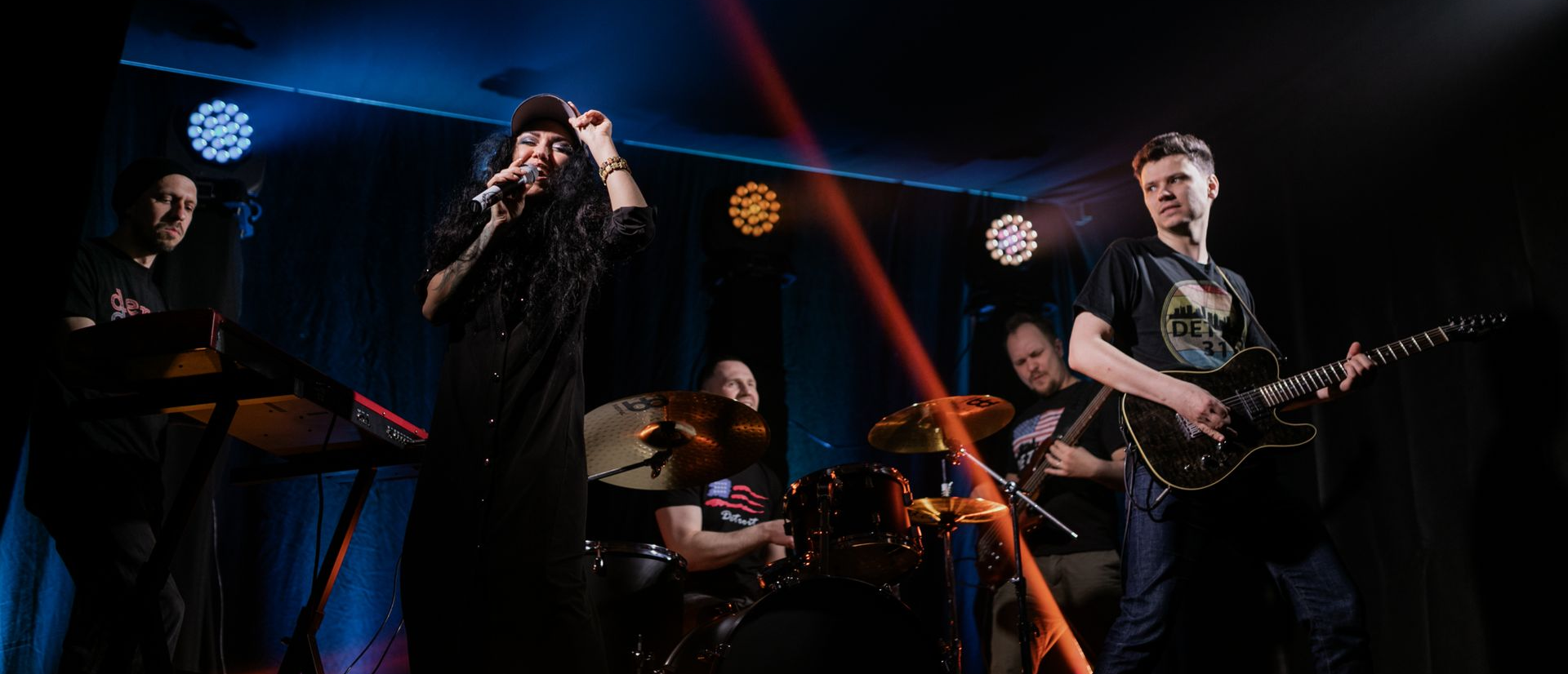 Live-Coverband auf der Bühne – Partyband und Ensemble