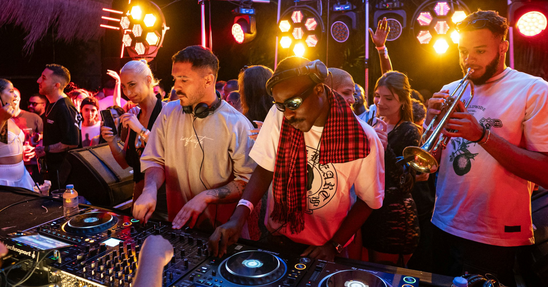 DJ и трубач на вечерней площадке резорта с гостями
