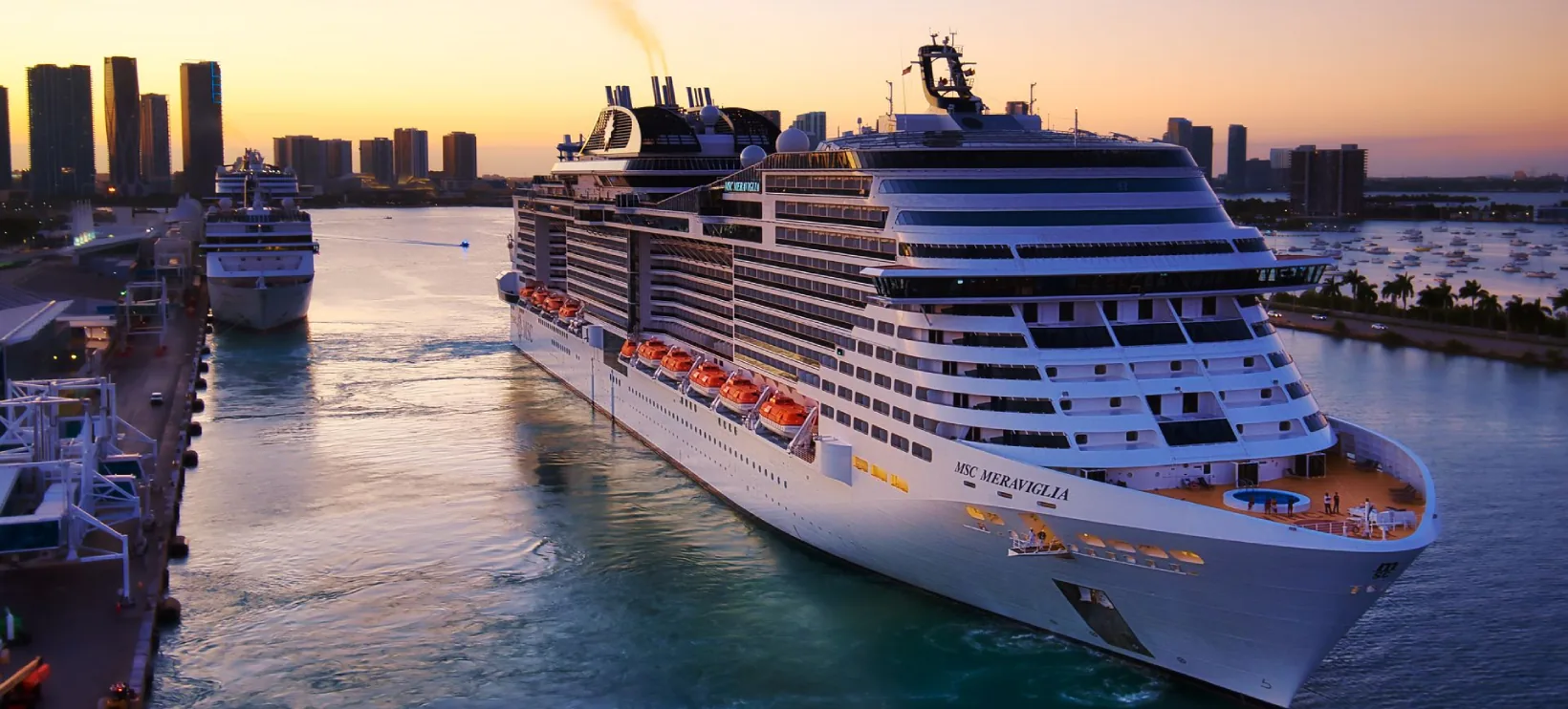 Premium-Kreuzfahrtschiff bei Sonnenuntergang – Weltreise-Engagement für Musiker