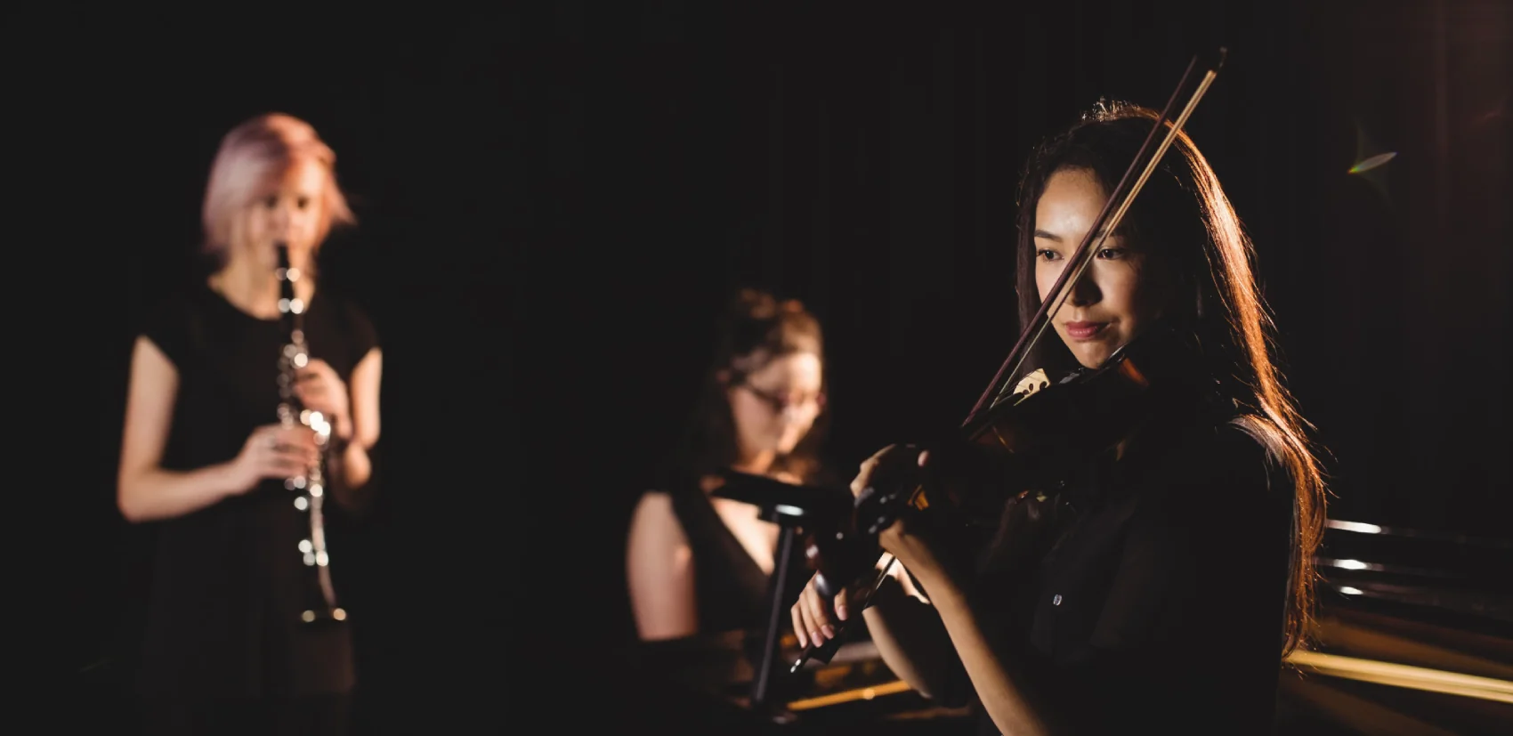 Klassisches Ensemble bei der Performance – Violine und Klarinette