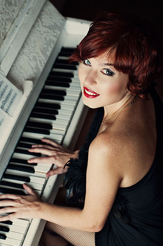 Female Pianist And Singer 8415/ International Talent Agency \